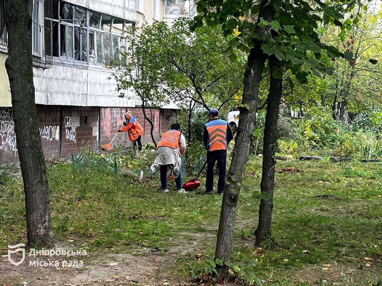 У Дніпрі внаслідок ранкової атаки 13 жовтня пошкоджено будинки, комунальні заклади, автівки. Куди звертатись по допомогу