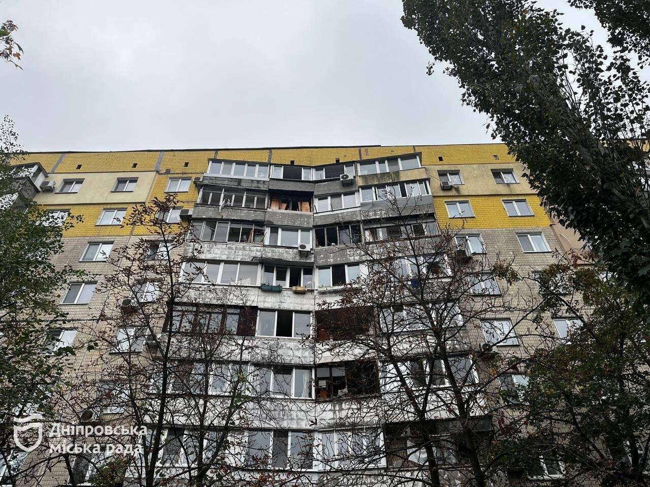 У Дніпрі внаслідок ранкової атаки 13 жовтня пошкоджено будинки, комунальні заклади, автівки. Куди звертатись по допомогу