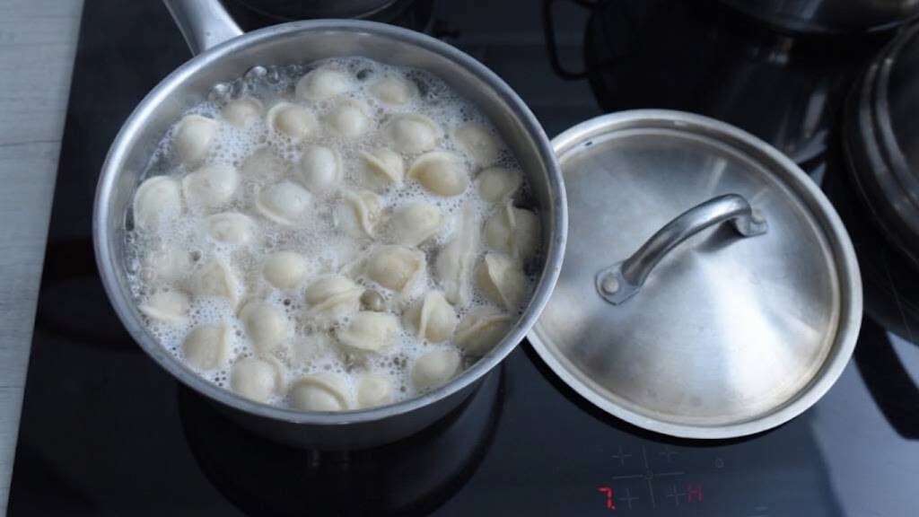 варити пельмені